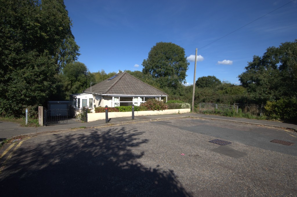 Lot: 107 - DETACHED BUNGALOW FOR IMPROVEMENT - View from the main road